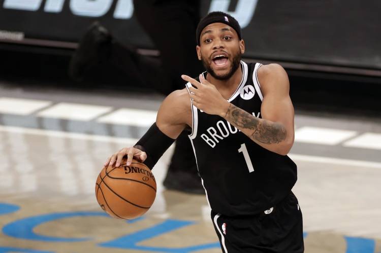  霍勒迪关键抢断，雄鹿击败76人  