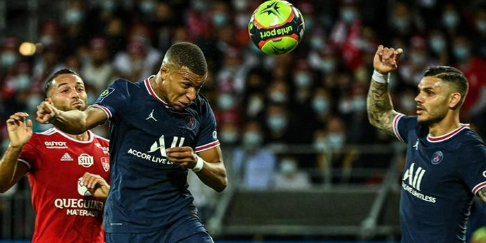  布雷斯特定位球战术显威，头球接力配合攻破对手大门