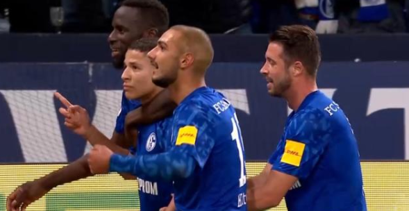  沙尔克04深陷降级区，主帅紧急调整战术应对危机  