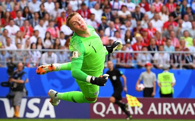  奥格斯堡门将超神发挥，多次扑救力保城门不失  